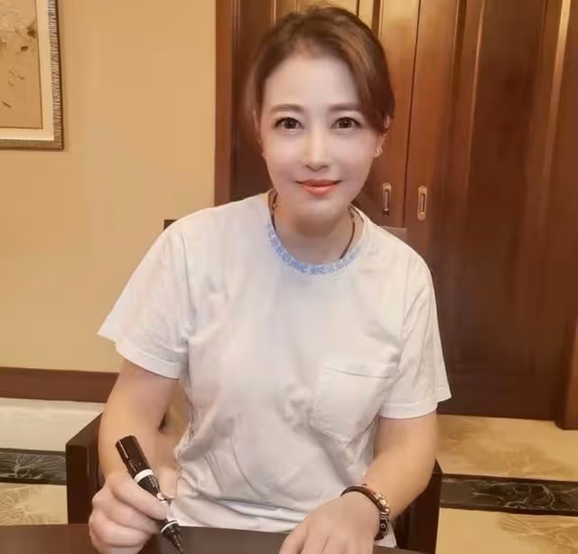 生活愜意!香港知名女星獨居北京萬尺豪宅,與愛狗相伴毫不孤單