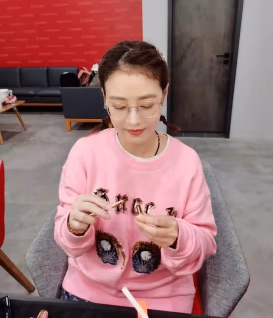 生活愜意!香港知名女星獨居北京萬尺豪宅,與愛狗相伴毫不孤單