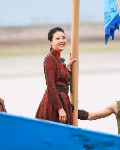 生活愜意!香港知名女星獨居北京萬尺豪宅,與愛狗相伴毫不孤單