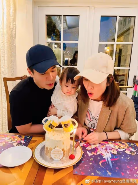 視後胡杏兒情人節曬夫妻合照,前額隱約露白髮,網友稱過於真實