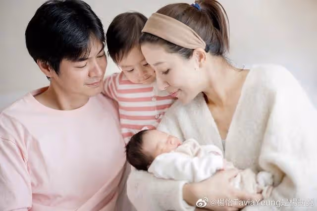 視後胡杏兒情人節曬夫妻合照,前額隱約露白髮,網友稱過於真實