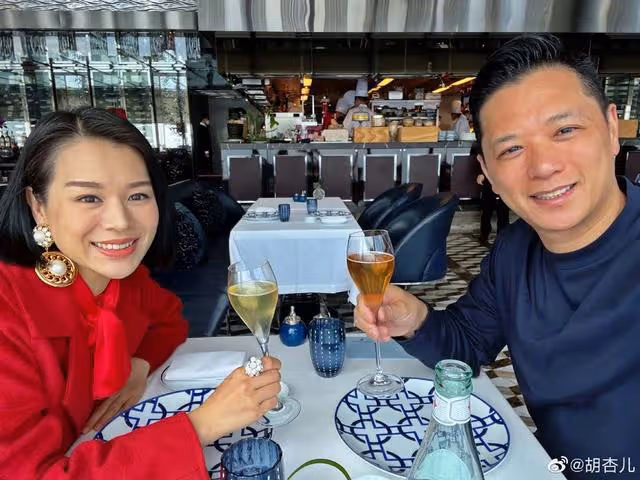 視後胡杏兒情人節曬夫妻合照,前額隱約露白髮,網友稱過於真實