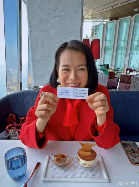 視後胡杏兒情人節曬夫妻合照,前額隱約露白髮,網友稱過於真實