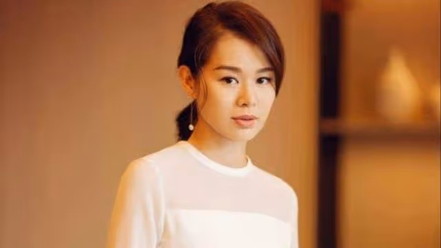 視後胡杏兒情人節曬夫妻合照,前額隱約露白髮,網友稱過於真實