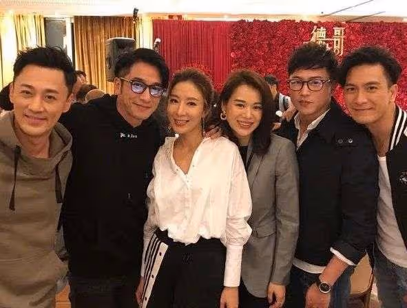 視後胡杏兒情人節曬夫妻合照,前額隱約露白髮,網友稱過於真實