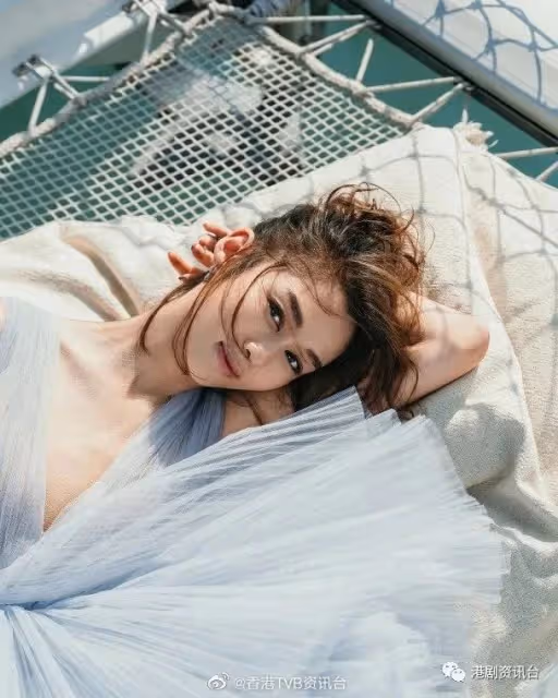 朱敏瀚曬乾身鋼鐵肌!女神岑麗香曬線慰借「單身狗」
