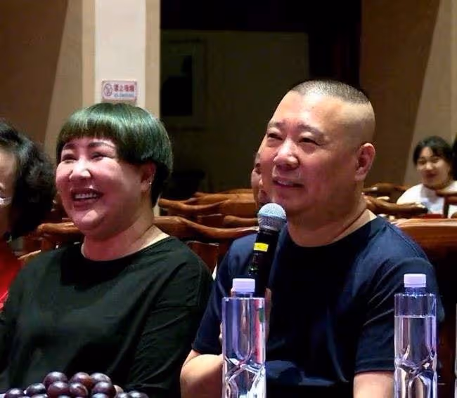 郭德綱與妻子吃大餐過情人節！穿情侶裝甜蜜秀恩愛，王惠罕露素顏