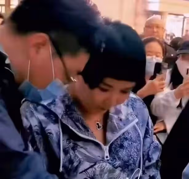 郭德綱與妻子吃大餐過情人節！穿情侶裝甜蜜秀恩愛，王惠罕露素顏
