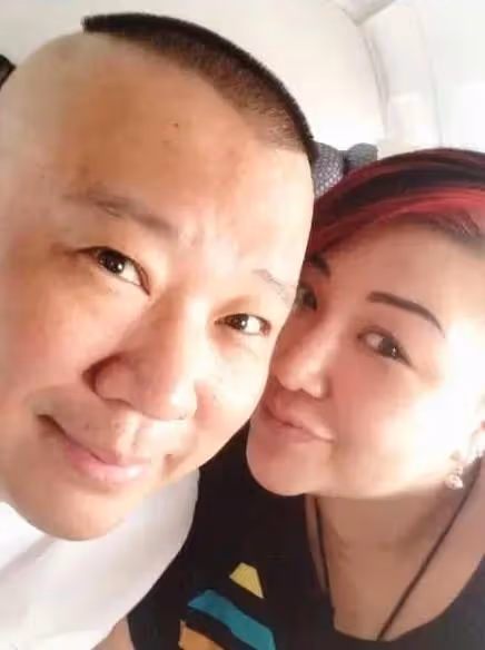 郭德綱與妻子吃大餐過情人節！穿情侶裝甜蜜秀恩愛，王惠罕露素顏
