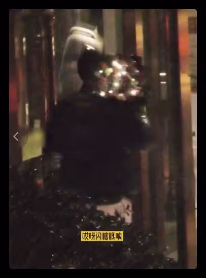 24歲小鮮肉疑曝戀情,和大7歲女星牽手看電影,送玫瑰花同回酒店