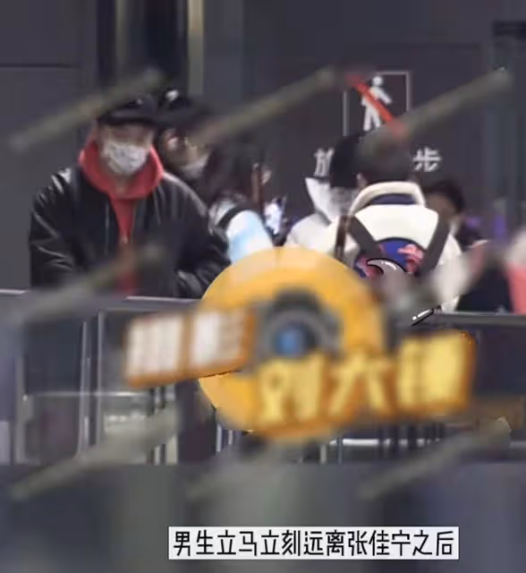33歲女星疑曝新戀情!與神秘男摟抱同回小區,親密牽手似老夫老妻