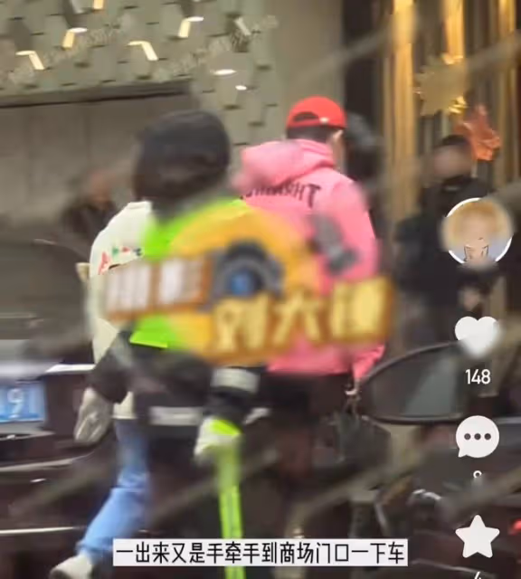 33歲女星疑曝新戀情!與神秘男摟抱同回小區,親密牽手似老夫老妻