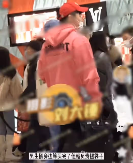 33歲女星疑曝新戀情!與神秘男摟抱同回小區,親密牽手似老夫老妻