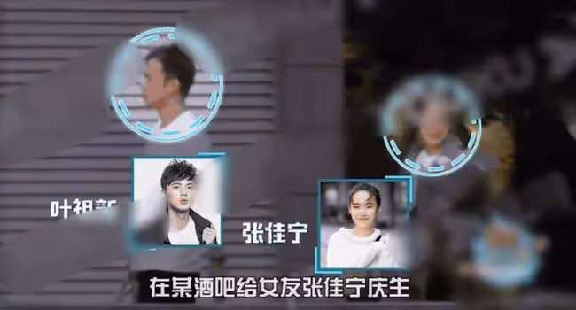 33歲女星疑曝新戀情!與神秘男摟抱同回小區,親密牽手似老夫老妻