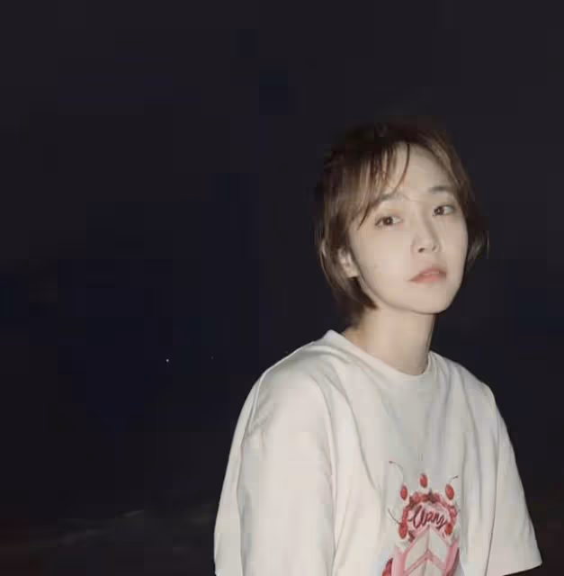 33歲女星疑曝新戀情!與神秘男摟抱同回小區,親密牽手似老夫老妻