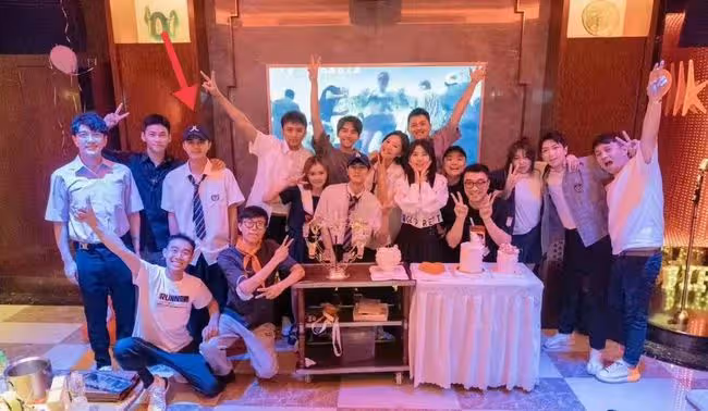 33歲女星疑曝新戀情!與神秘男摟抱同回小區,親密牽手似老夫老妻