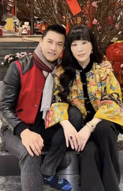 66歲呂良偉與嬌妻慶元宵，豪宅內景堪比花園，客廳養桃樹掛滿紅包