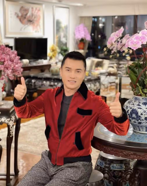 66歲呂良偉與嬌妻慶元宵，豪宅內景堪比花園，客廳養桃樹掛滿紅包