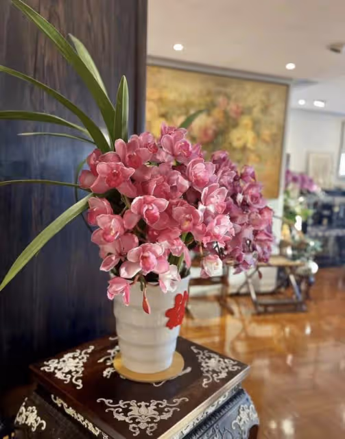 66歲呂良偉與嬌妻慶元宵，豪宅內景堪比花園，客廳養桃樹掛滿紅包