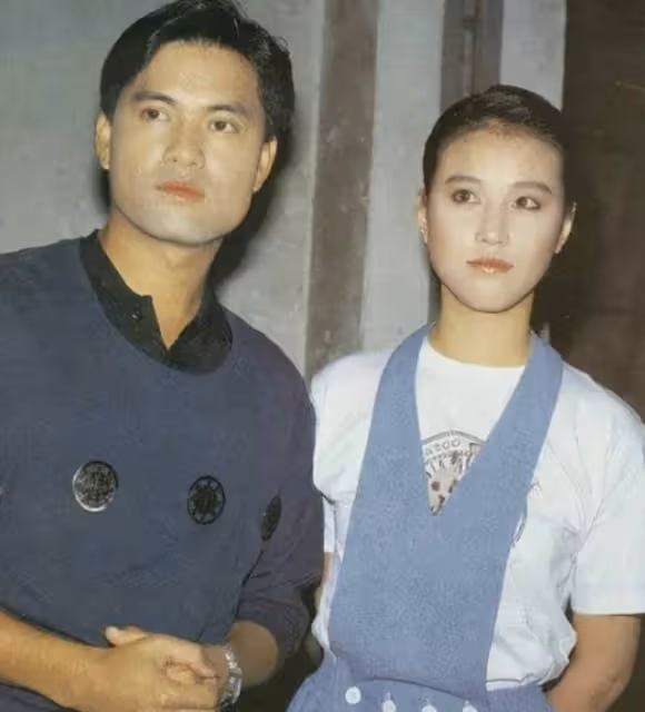 66歲呂良偉與嬌妻慶元宵，豪宅內景堪比花園，客廳養桃樹掛滿紅包