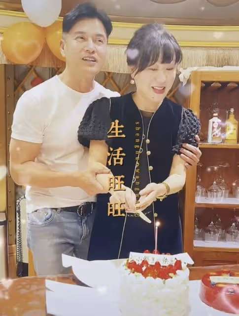 66歲呂良偉與嬌妻慶元宵，豪宅內景堪比花園，客廳養桃樹掛滿紅包