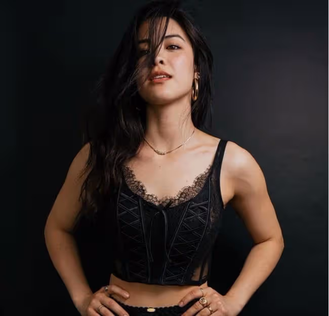 鍾麗緹23歲女兒拍性感大片!穿鏤空衫秀好身材,曾獲選美比賽亞軍