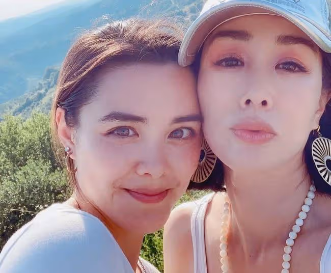 鍾麗緹23歲女兒拍性感大片!穿鏤空衫秀好身材,曾獲選美比賽亞軍