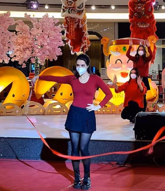 鍾麗緹23歲女兒拍性感大片!穿鏤空衫秀好身材,曾獲選美比賽亞軍