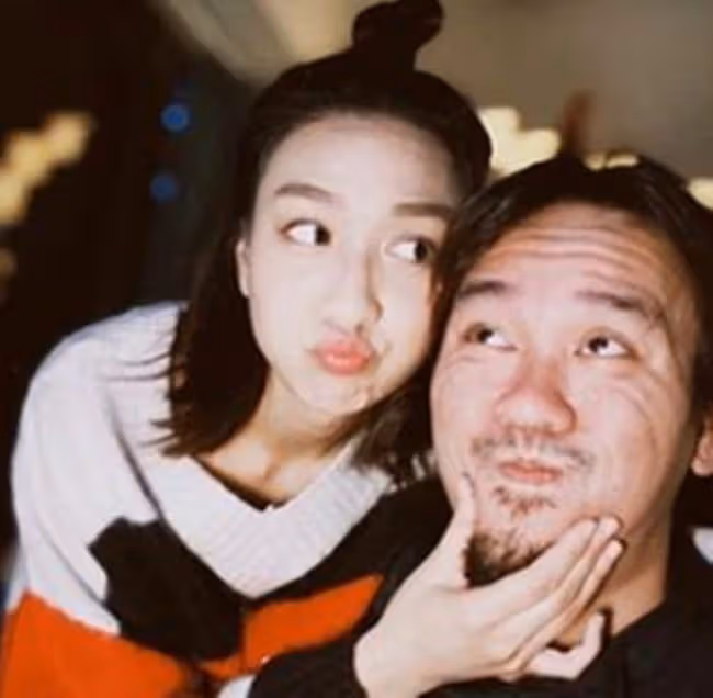 恭喜!雪梨女兒宣布戀情,緊摟男友太甜蜜,男方鬍子拉碴像徐少強