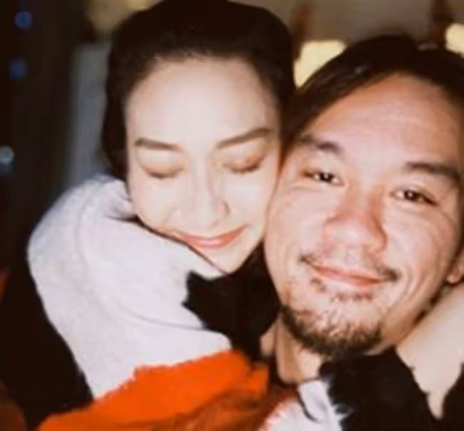 恭喜!雪梨女兒宣布戀情,緊摟男友太甜蜜,男方鬍子拉碴像徐少強