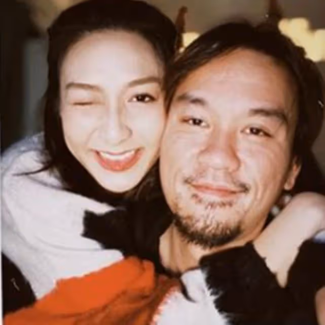 恭喜!雪梨女兒宣布戀情,緊摟男友太甜蜜,男方鬍子拉碴像徐少強