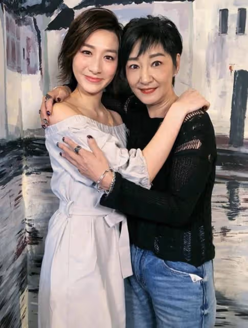 恭喜!雪梨女兒宣布戀情,緊摟男友太甜蜜,男方鬍子拉碴像徐少強
