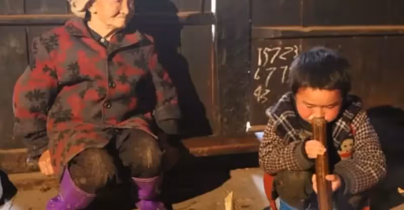 癱瘓婆婆天天罵兒媳婦不孝，給她端飯的孫子怒懟：不孝的是你兒子