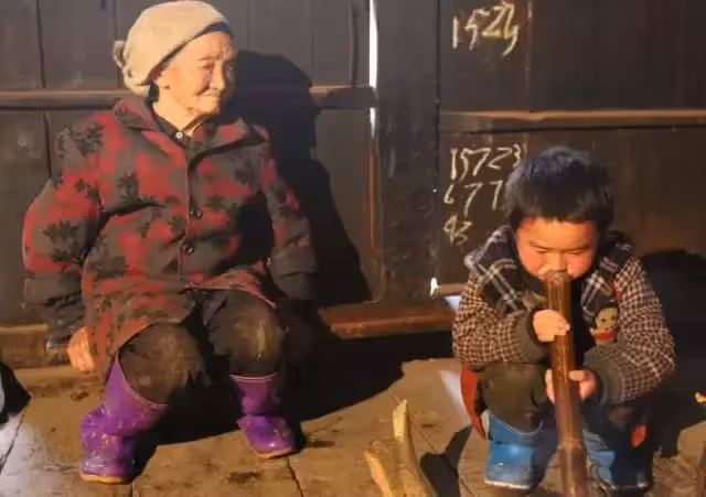 癱瘓婆婆天天罵兒媳婦不孝,給她端飯的孫子怒懟:不孝的是你兒子