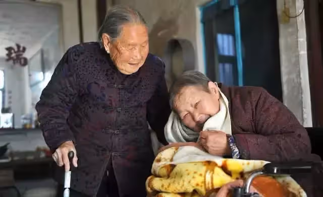癱瘓婆婆天天罵兒媳婦不孝,給她端飯的孫子怒懟:不孝的是你兒子