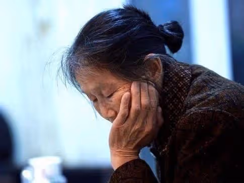 「老婆,咱媽得享清福,讓你媽帶孩子」「每月兩千養老費斷掉「