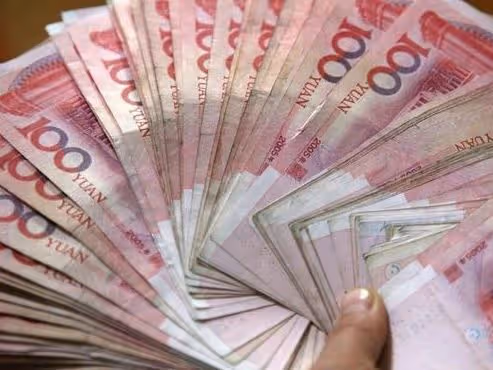 老人死後留給兒媳五十萬,女兒想要分一半,直接被鄰居趕出門