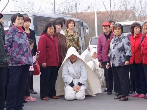老人死後留給兒媳五十萬,女兒想要分一半,直接被鄰居趕出門
