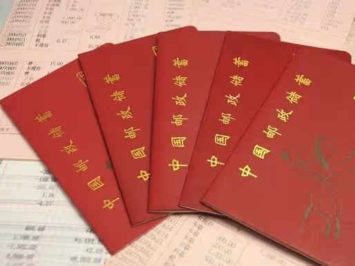 老人死後留給兒媳五十萬,女兒想要分一半,直接被鄰居趕出門