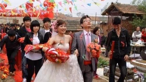 房子只寫婆婆名,她逼媳婦出20萬裝修養老,媳婦拿出協議書蒙
