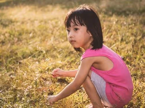 找後媽和親媽借錢,親媽給一千,後媽就給一袋蘋果,打開袋子哭了