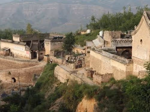 找後媽和親媽借錢,親媽給一千,後媽就給一袋蘋果,打開袋子哭了