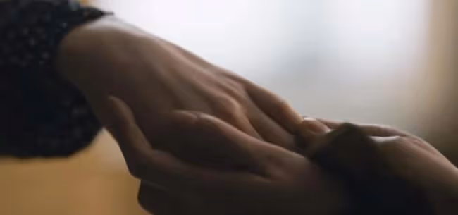我給爸爸雇了個保姆,安裝監聽後,我才知道她的目的