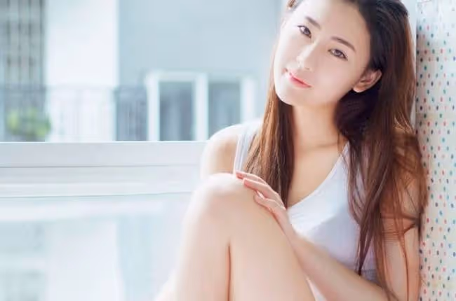 腳崴了他送我回酒店,他上藥,我喊疼,這一夜我們徹夜瘋狂