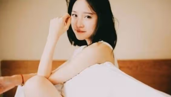 「你慢點,好疼 」,飯後我渾身無力,下一秒被一男人壓在身下