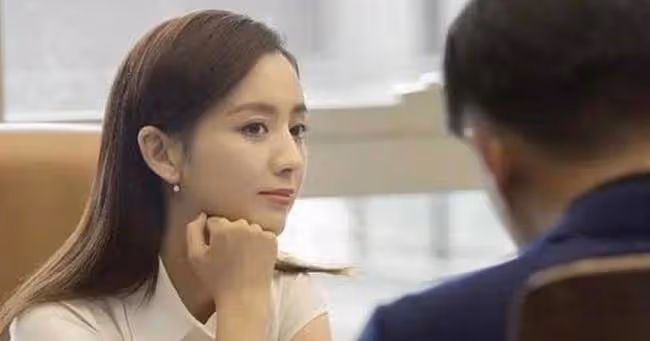出差回家，我看見一對陌生男女，在我家客廳親密地相互喂食