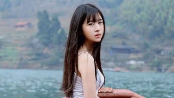 出差回家，我看見一對陌生男女，在我家客廳親密地相互喂食