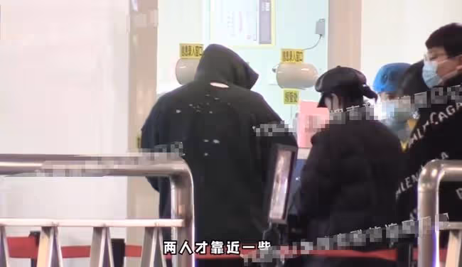闞清子與男友現身機場,新男友顏值遭質疑,被指跟紀凌塵沒法比