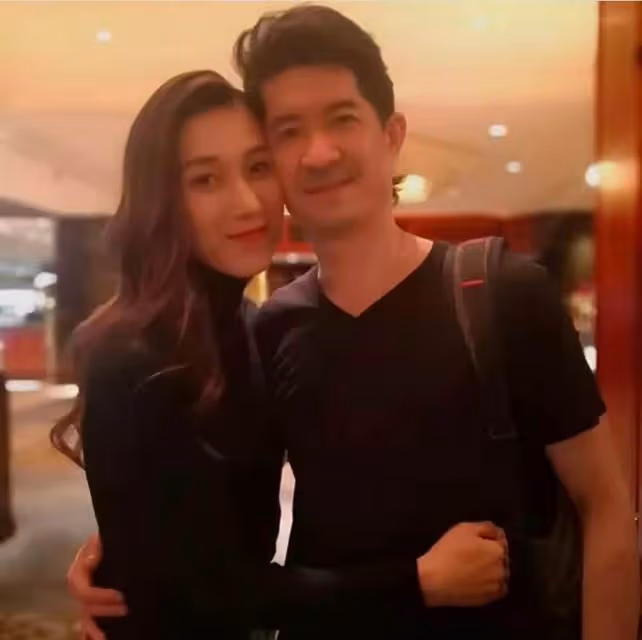 鍾嘉欣罕撒糖，曬與大13歲老公貼臉合影，男方一臉慈祥年齡差明顯