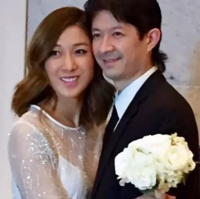 鍾嘉欣罕撒糖,曬與大13歲老公貼臉合影,男方一臉慈祥年齡差明顯